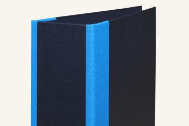 schwarzer Ordner mit blauen Ecken aus Leinen